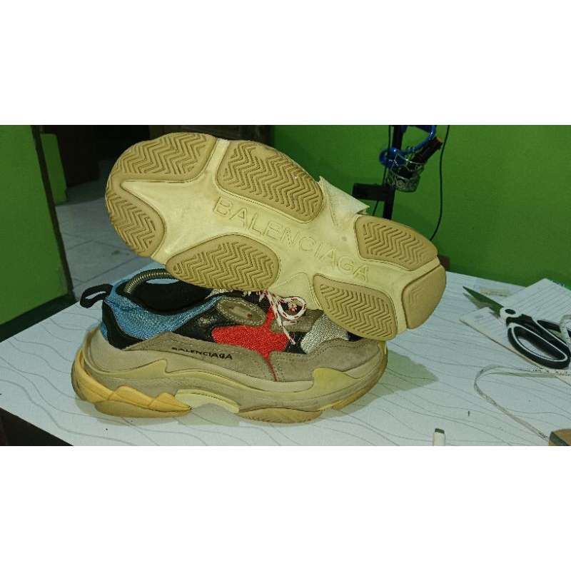 BALENCIAGA TRIPLE S/SEPATU SNEAKER/SEPATU SECOND