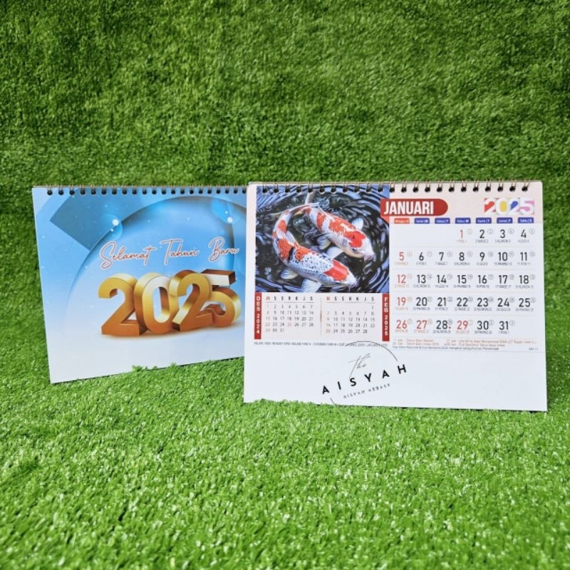 

Kalender Meja tahun 2025 ikan koi km 11 Mj ukuran 21 x 16 cm (terima castume cetak merek)