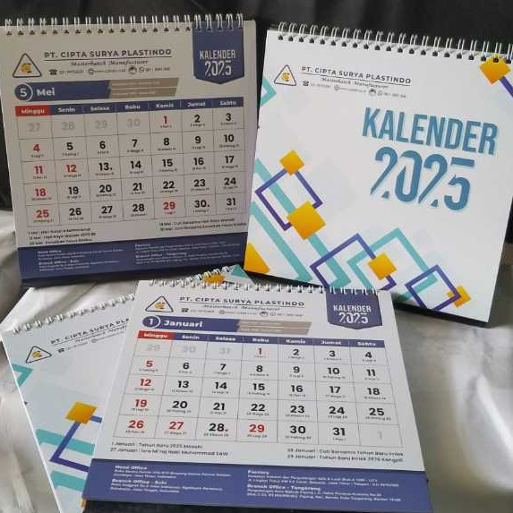 

KALENDER MEJA UKURAN 15X21 8 LEMBAR CUSTOM FULL JILID SPIRAL AP230 GSM