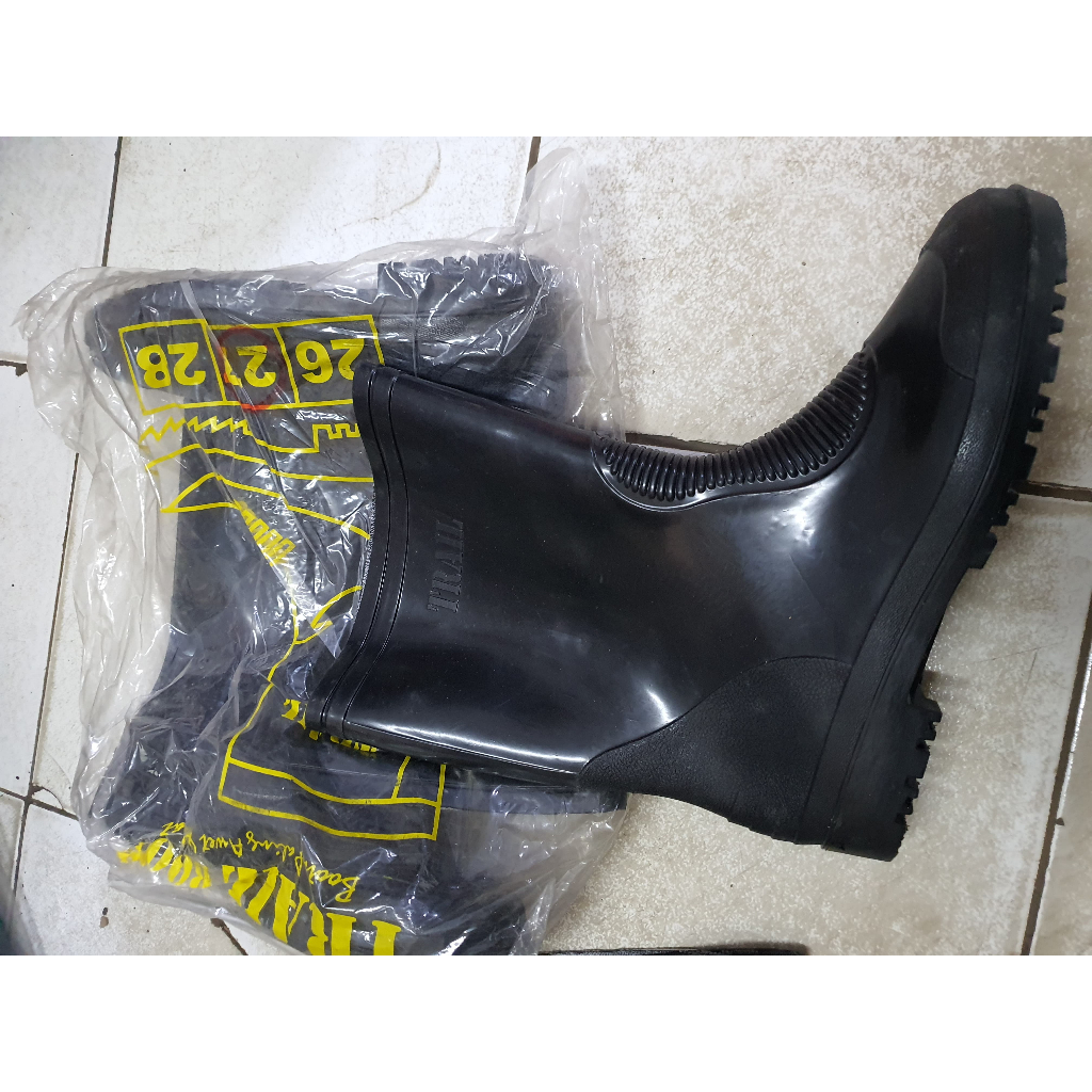 Sepatu Boots Pendek Hitam Bahan Karet