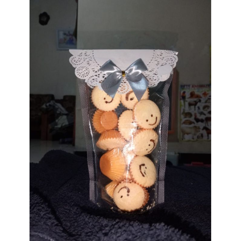 

Snack asul-asul hajatan, souvenir pernikahan (bolu senyum kering)