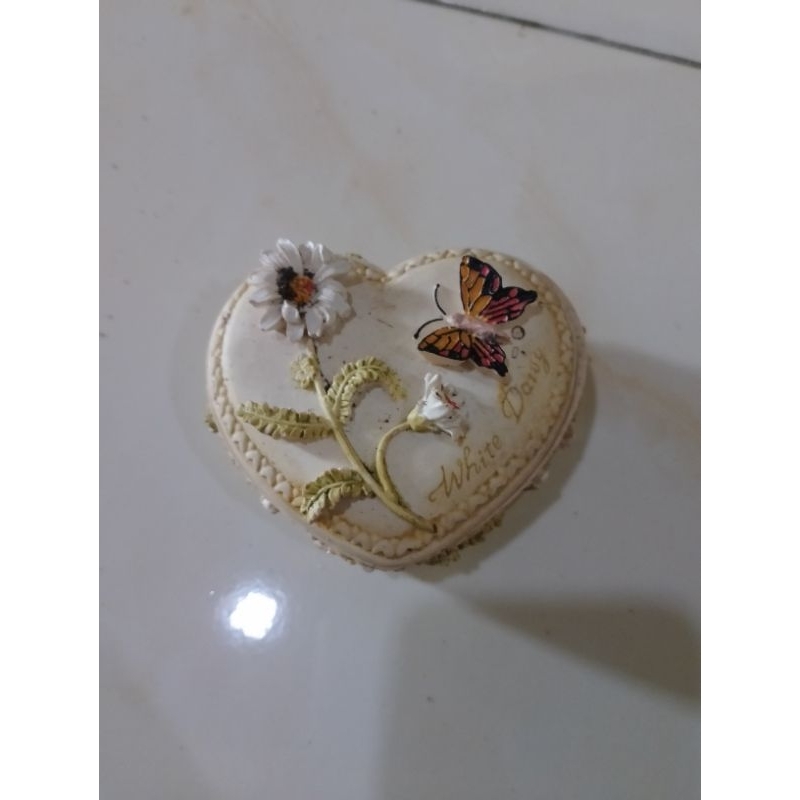 Tempat Perhiasan Bentuk Hati Motif Bunga Warna Putih [Preloved]