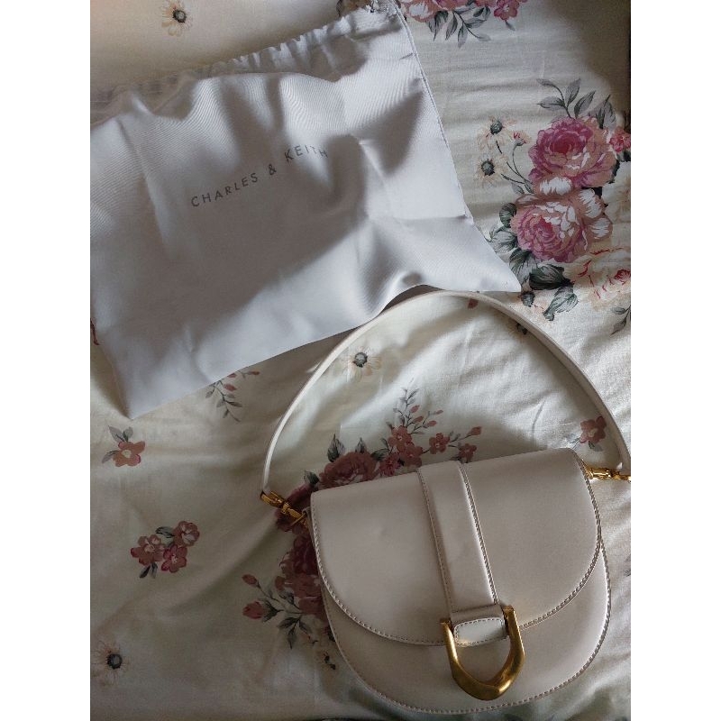 (PRELOVED/SECOND) Charles and Keith Gabine Saddle Bag Cream Medium Size Like New 100% ORIGINAL