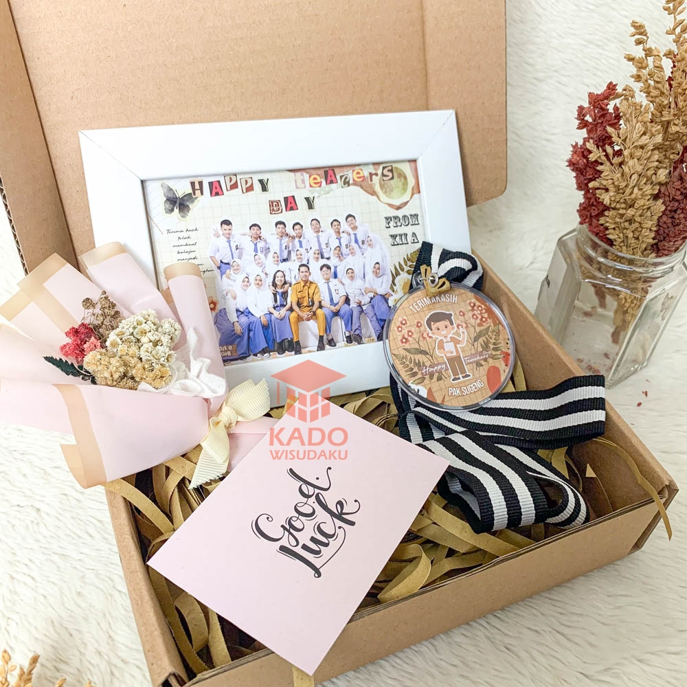 

Gift Box Sertifikat Foto Dan Medali Custom + Buket Bunga
