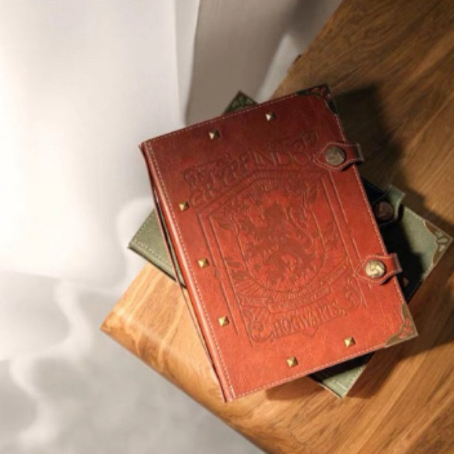 

HARRY POTTER X WARNER BROS WB WIZARDING WORLD HARDCOVER HARD COVER BOOK BUKU X MINISO JURNAL JOURNALING JOURNAL RETRO DIARY GRYFFINDOR MERAH RED ve