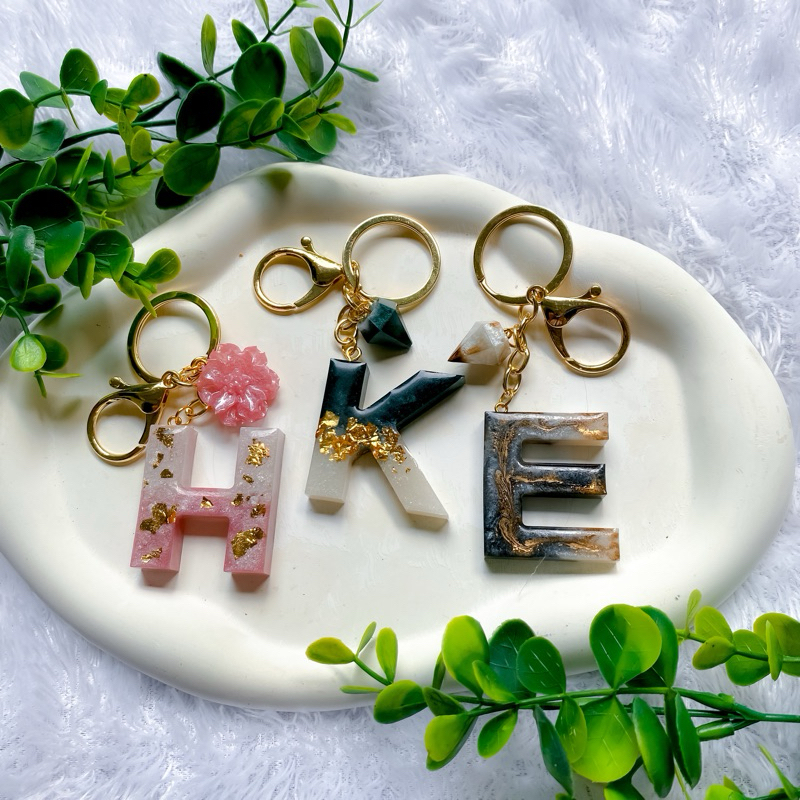 GANTUNGAN KUNCI - KEYCHAIN - GANCI - GANTUNGAN KUNCI RESIN - GANTUNGAN INISIAL - GANTUNGAN RESIN - R