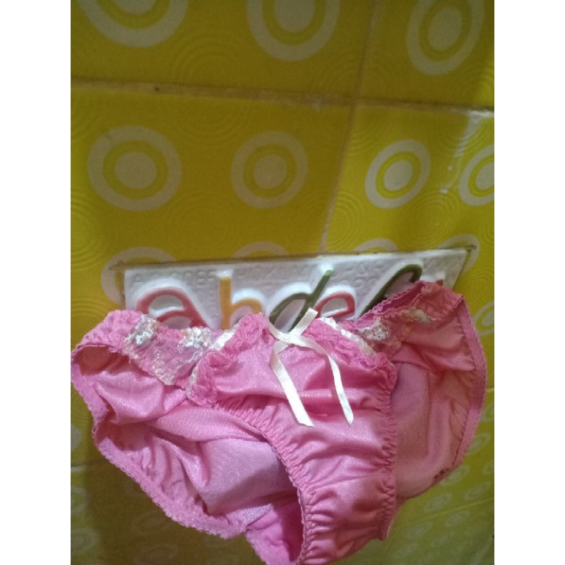 Celana Dalam Aroma Khas Wanita