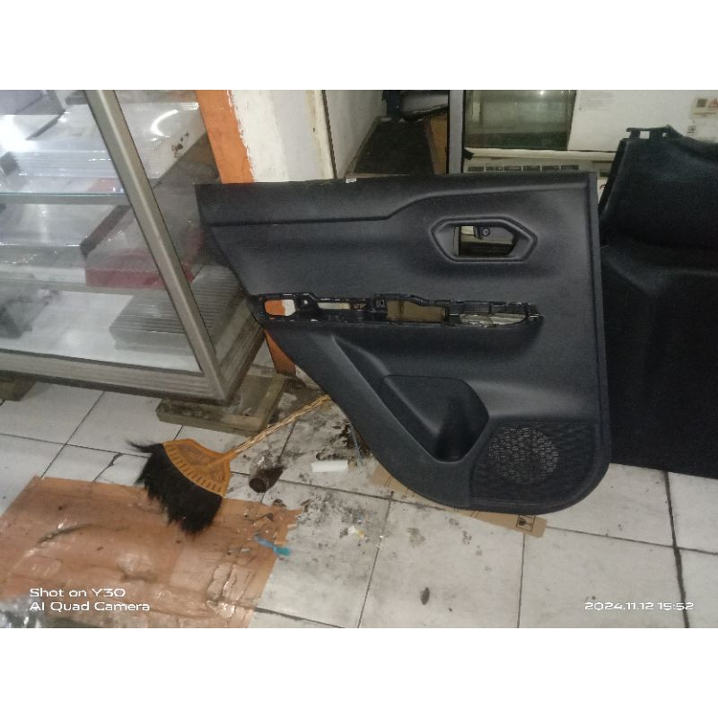 Door trim pintu tengah Toyota Raize Rocky original