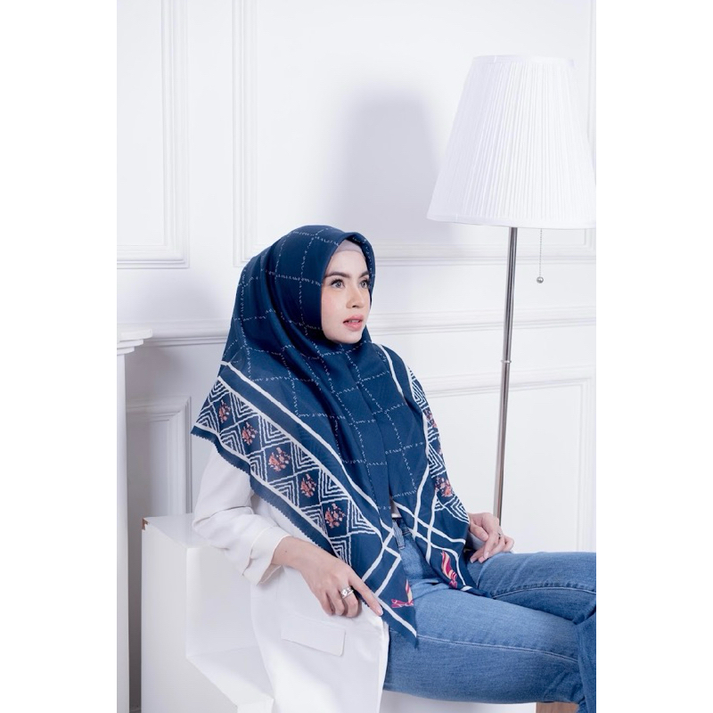Dekade Series “Makkundrai” Navy scarf Lontara Makassar