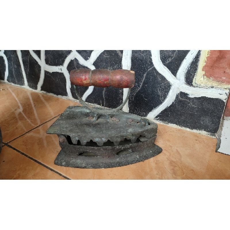 Setrika Arang  setrika jadul setrika lawas (kuningan)