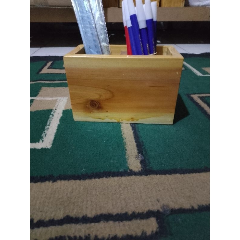 

tempat pensil kotak kayu 2lubang panjang 15cm lebar 9cm 10cm