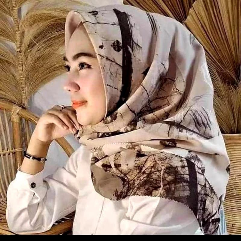 HIJAB SEGI EMPAT VOAL MOTIF DAUN KERING