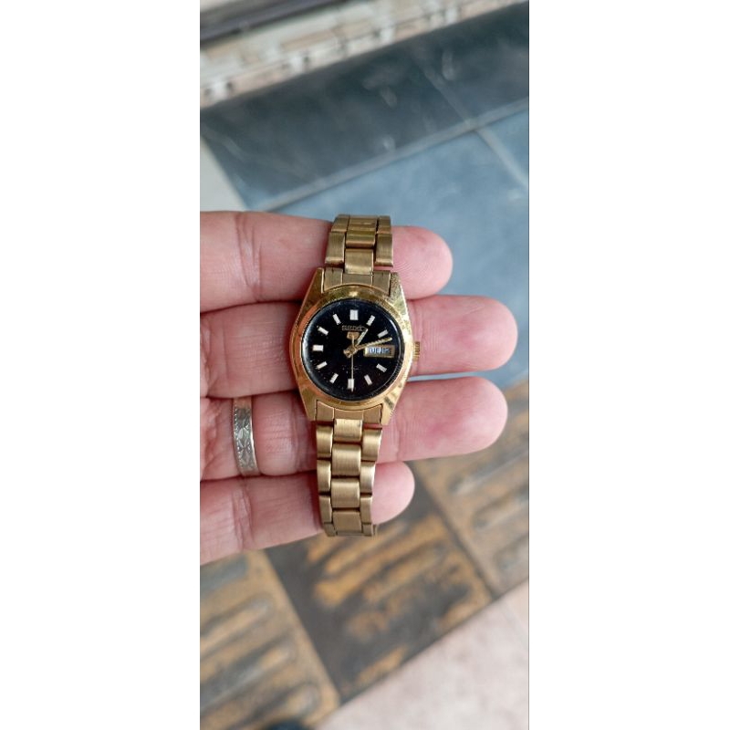 jam tangan wanita seiko 5 quartz tanggal hari stenlis steel gold siap pakai