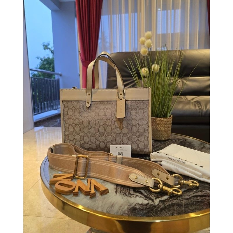 Preloved VVGC‼️Coach Field Tote 30 in Signature Jacquard Ivory (Butik) AUTHENTIC