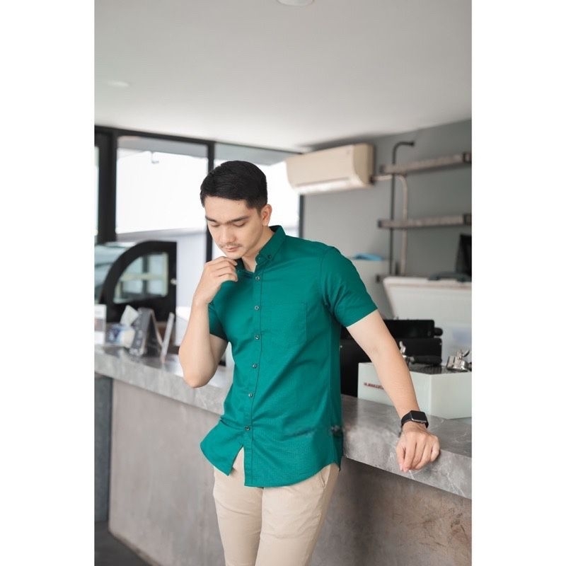 PROMO Kemeja Polos Warna Hijau Botol Pria  [ORIGINAL] Lengan Pendek Slimfit Hem Pria Kantor / Hem Po