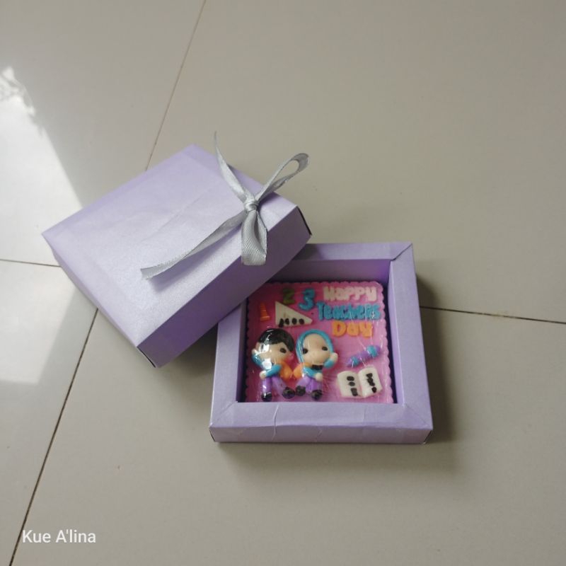 

cokelat karakter hari guru
