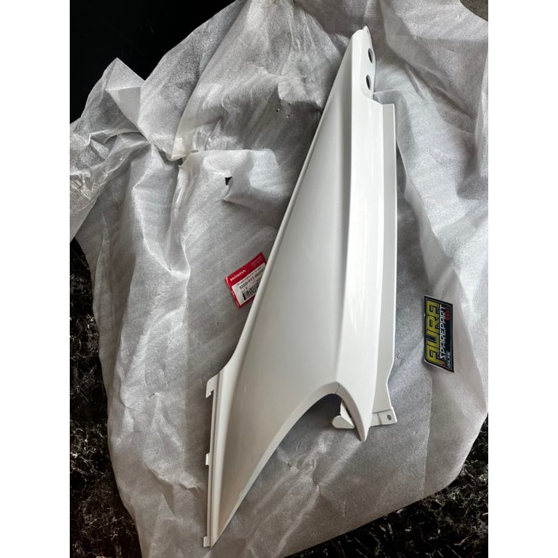 83500 KVY 960PFW COVER BODY HONDA BEAT KARBU PUTIH KANAN ORIGINAL KANAN
