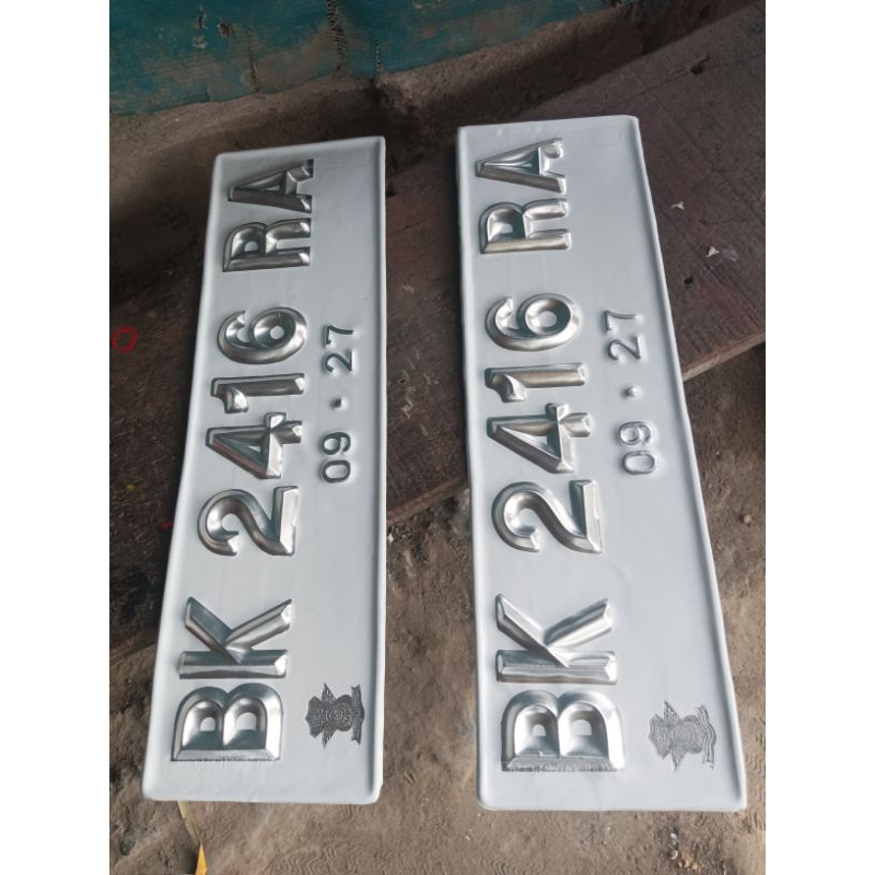 plat mobil, plat timbul, dasar putih, murah, variasi custom.