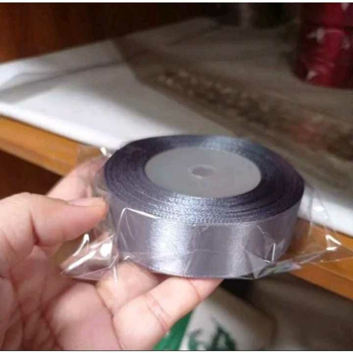

PITA SATIN 1 ROLL PANJANG 20 meter LEBAR pita 2CM/PITA GULUNG SATIN SILVER ABU