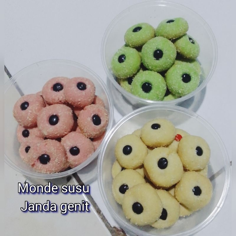 

MONDE SUSU, janda genit,bertabur kelapa