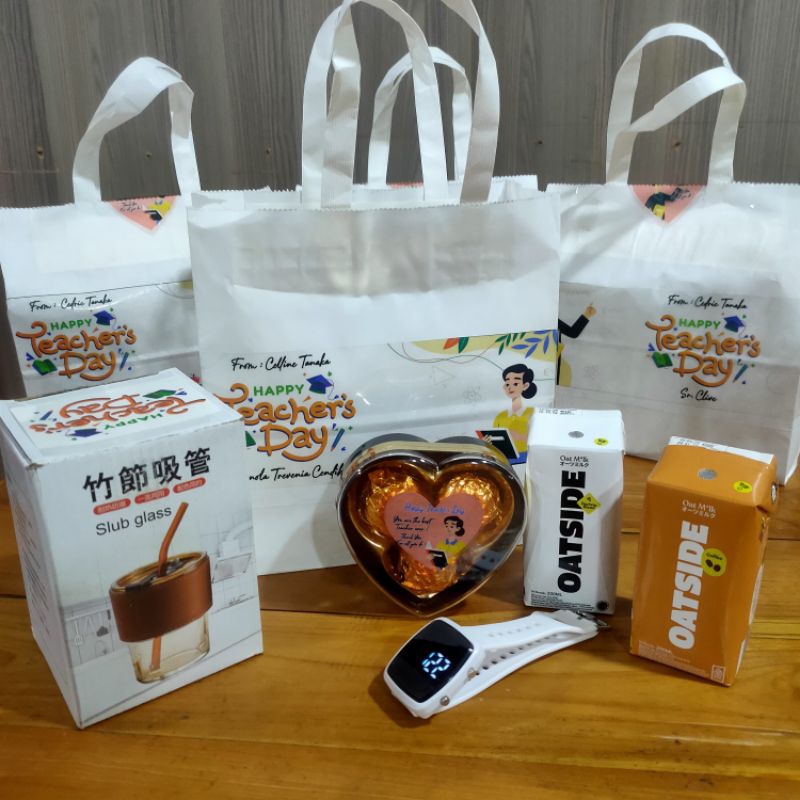 

Hampers Hari Guru Gelas Premium , Jam Tangan , Coklat dan Oatside Oatmilk + Paper Bag