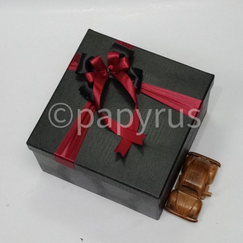 

PAPYRUS 25x25 Tinggi 15cm Kotak Kado Gift Box Hadiah V3