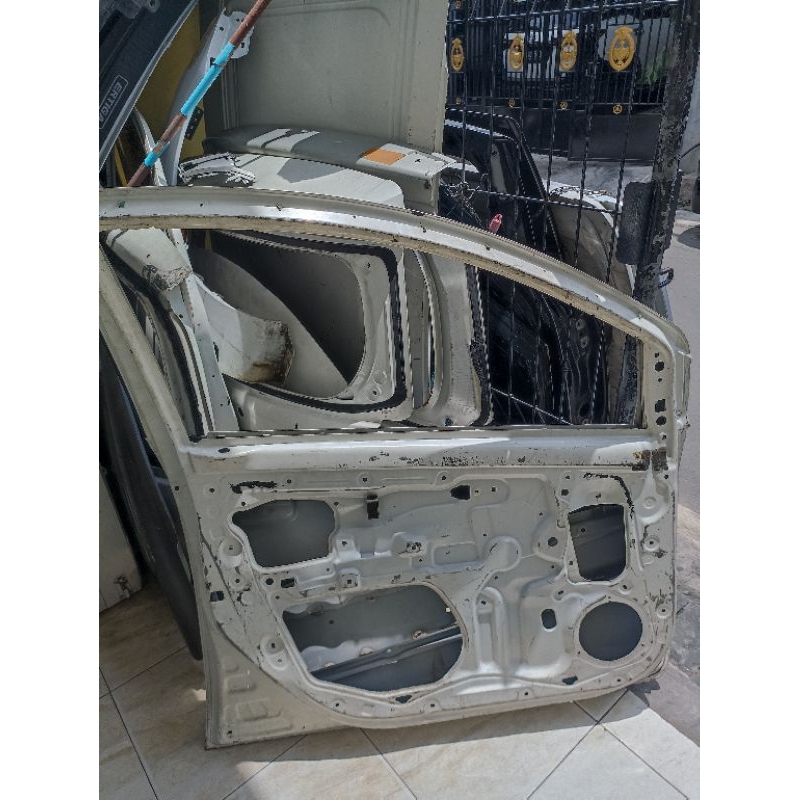 pintu depan agya-ayla 2015