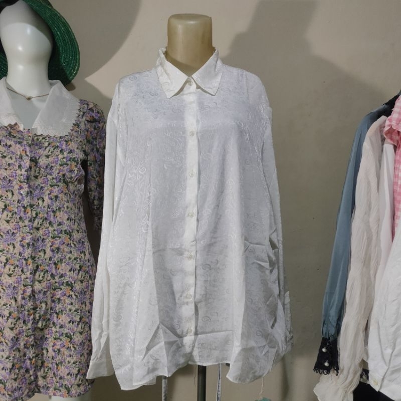 kemeja oversize putih