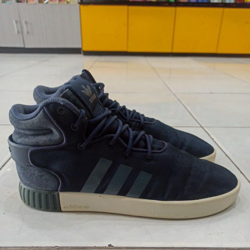 Sepatu Sneakers size 43