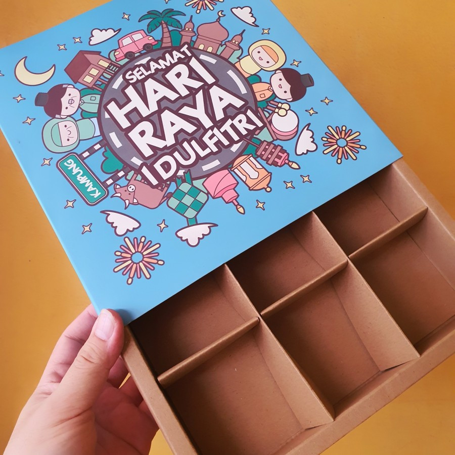 

( 5 pcs ) dus alas coklat motif tutup kumpul keluarga dus lebaran sekat 9 untuk kemasan hampers kue koes, pie susu, eggtart ukuran 22x22x4.5 cm