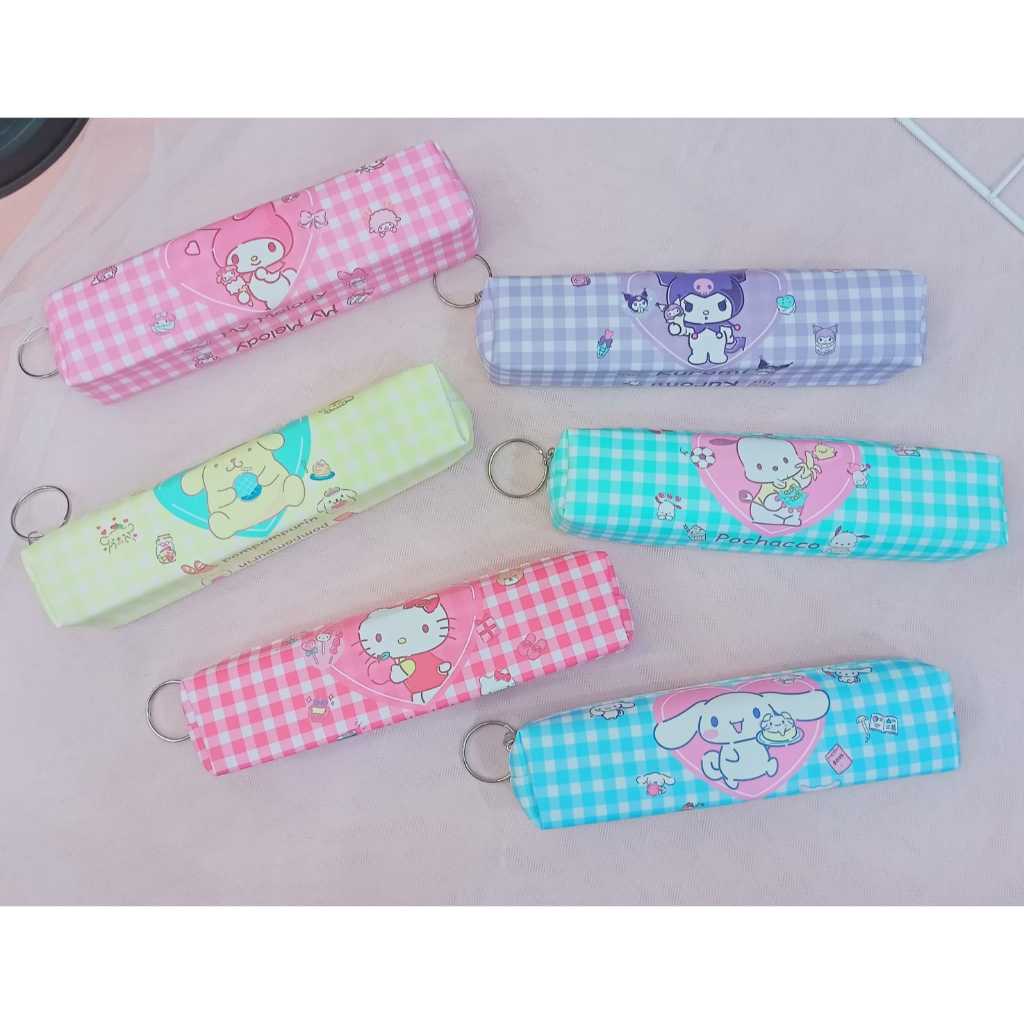 

Tempat Pensil Kuromi Sanrio Kotak Pensil Gambar Sanrio / Tempat Pensil Tepak pensil Motif Kuromi Sanrio Lucu