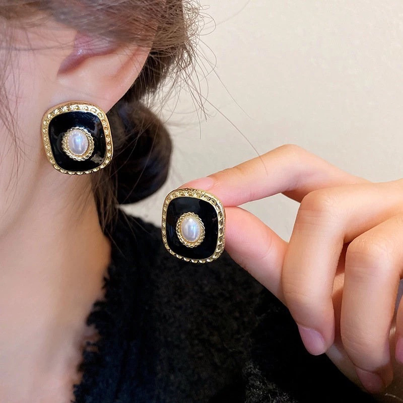 belleva_id anting tusuk warna hitam kotak gold