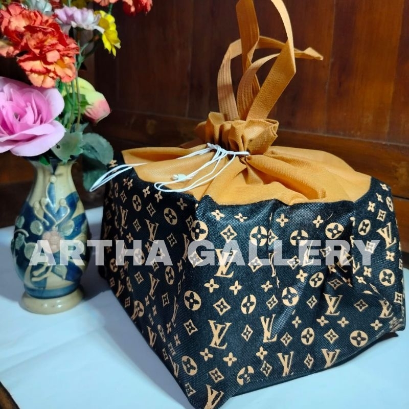

1 Lusin (Isi 12 Pcs) Tas Serut Motif Batik 22x22cm Tinggi 25cm / Tas Hajatan / Tas Spunbond / Goodie Bag / Tas Ramah Lingkungan