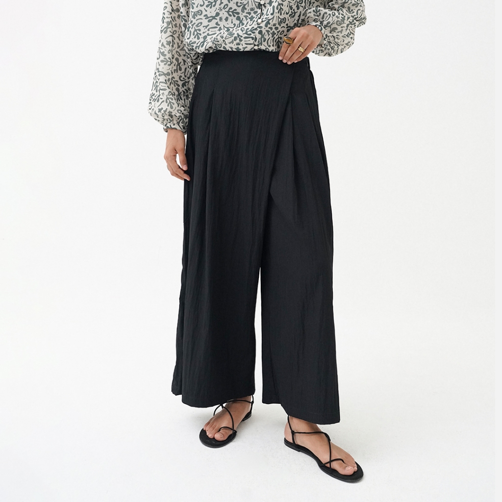 Queensland The Wanderer Asymmetrical Culottes Celana Bahan Kulot Wanita LIN000513Q Hitam