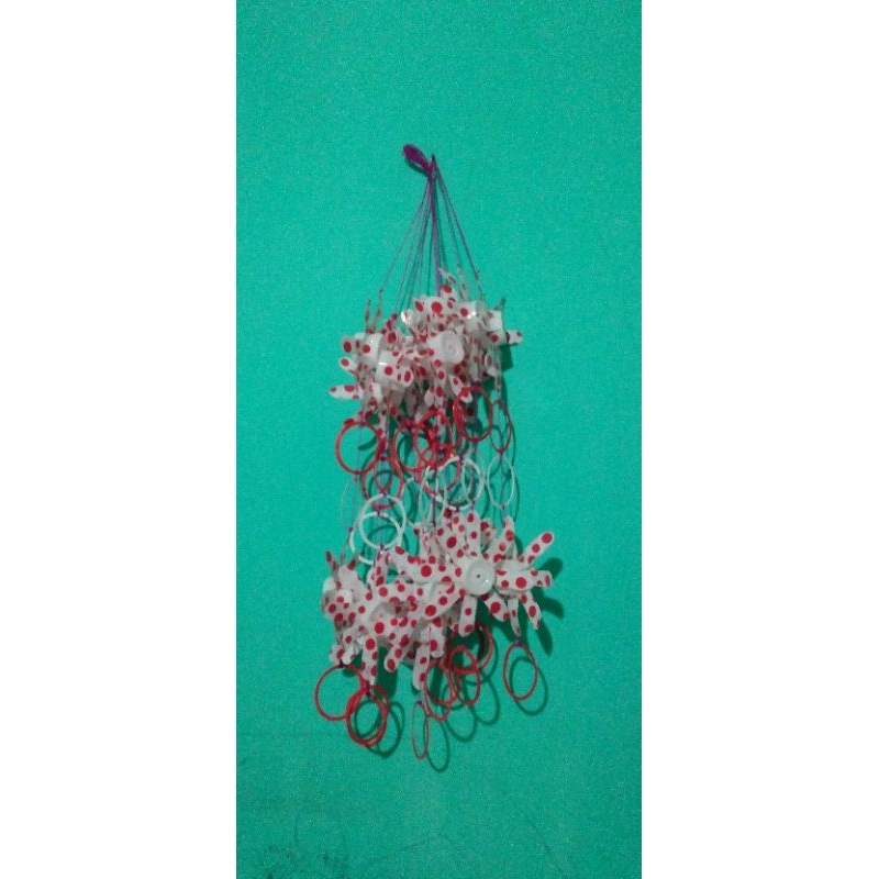 Hiasan dinding tema 17 Agustus dari gelas plastik mineral bekas dan dan kresek tema merah putih.