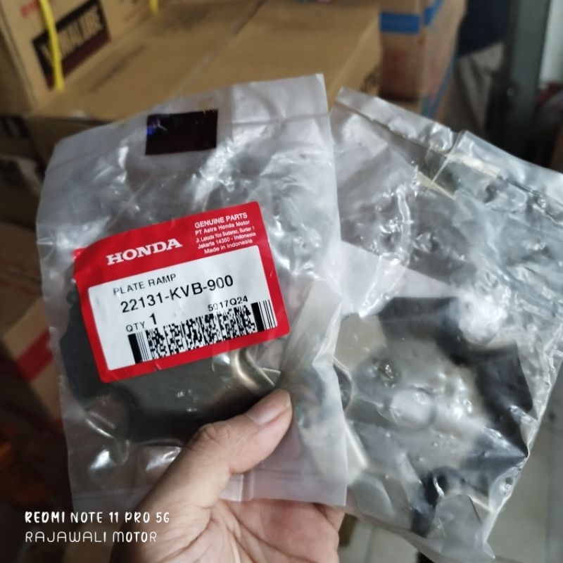 22131-KVB-900 plat tutup rumah roller (Plate Ramp) Vario KVB AHM original