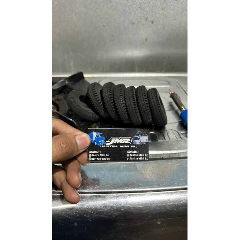 ban miniatur truk skala 14 (1biji)