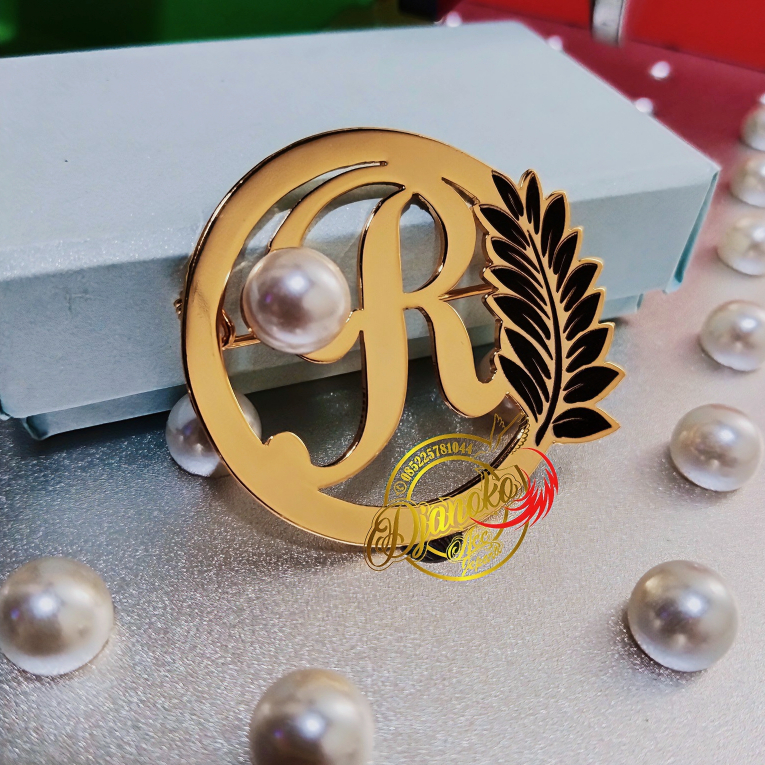 Bros Huruf Daun Mutiara Lapis Emas