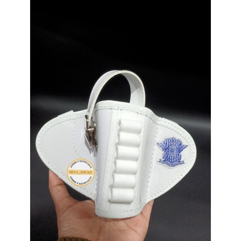 Sarung senjata lantas kupu kupu