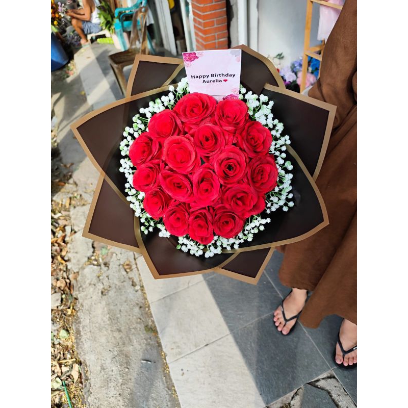 Bucket bunga mawar baby breath/Bunga asli Surabaya