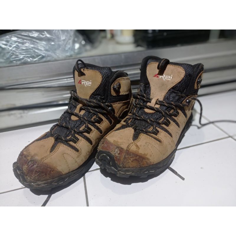 Sepatu Gunung Arei 41 bekas