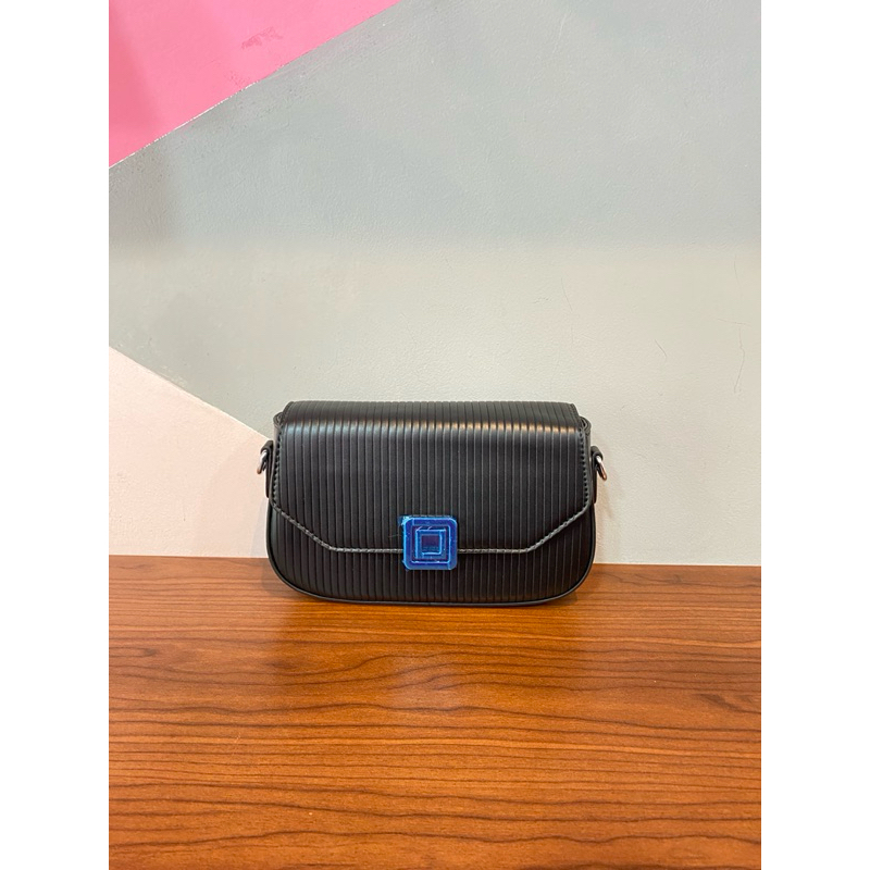 Tas Selempang Hitam Pengait Square (9801)