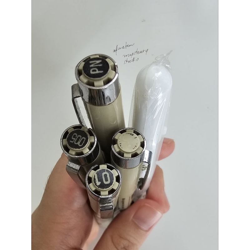 

[PRELOVED] Sakura Pigma Micron Drawing Pen dan Sakura Gelly Roll