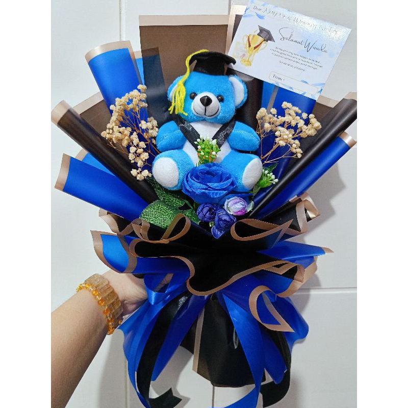 

BUKET WISUDA / BUNGA WISUDA / BONEKA WISUDA / GIFT WISUDA / HAMPERS WISUDA / KADO WISUDA