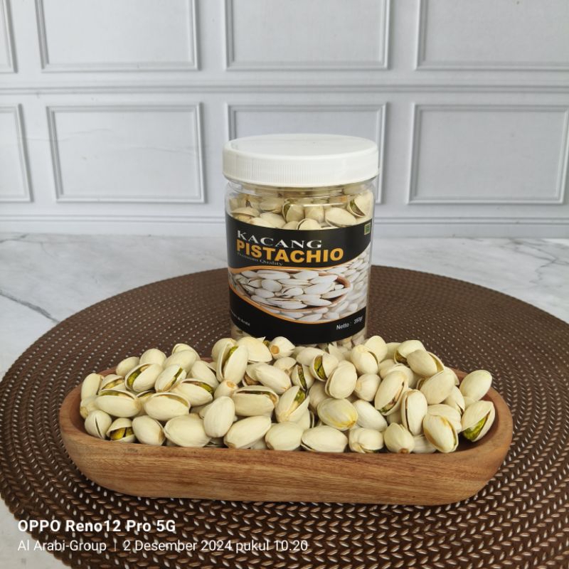

Kacang Pistachio merk salma kemasan toples.