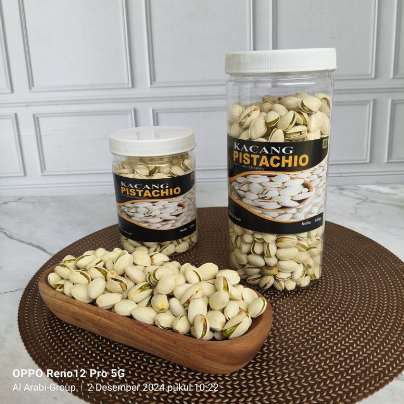 

Kacang Pistachio merk salma kemasan toples.
