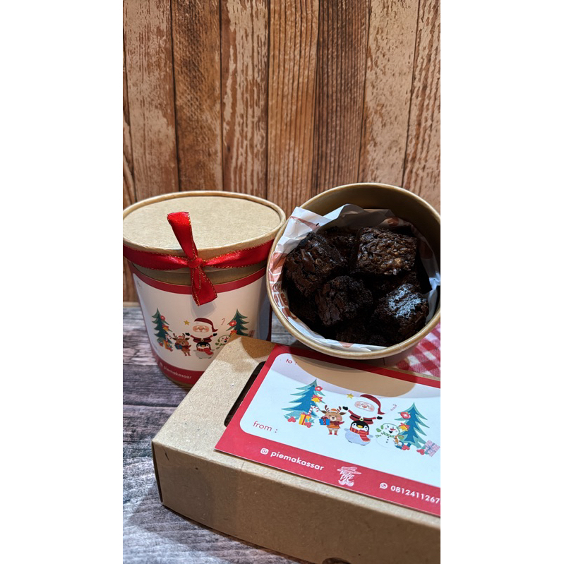 

Paket Hampers Brownies Cube in Cup Christmas Natal Makassar 2024