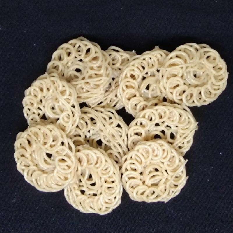 

krupuk bandung mentah atau krupuk uyel mentah atau krupuk atom mentah I model lonjong kecil dan bundar/bulat besar I warna kuning dan warna putih I.t