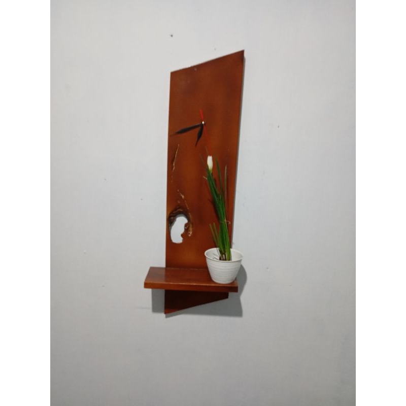 jam dinding kayu dengan rak hiasan