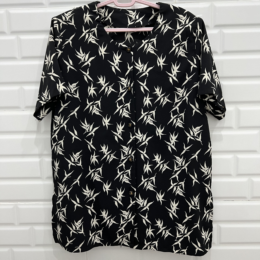 Blouse Hitam Putih Motif Lengan Pendek Kancing Vintage Preloved